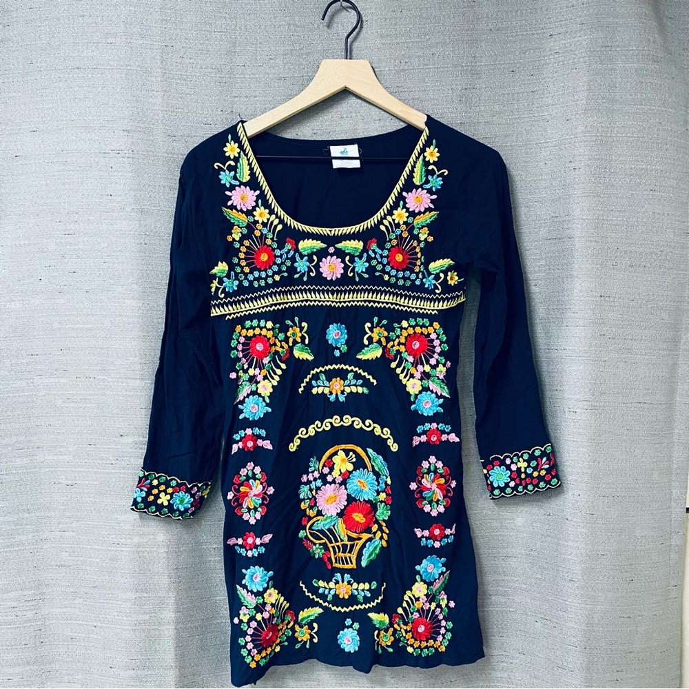 Traditional Floral Embroidered Navy Tunic Blouse Size M Johnny Was Inspired